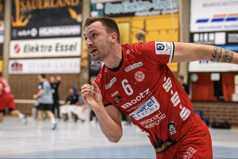 TV Gelnhausen steht vor unbequemer Auswärtsaufgabe in Friesenheim Dem TV Gelnhausen steht eine knifflige Aufgabe bevor und ein Spiel, das alles abverlangen wird. Am Sonntag (17 Uhr) gastieren die Barbarossastädter im Sportzentrum TV Hochdorf (Hochdorf-Assenheim) beim HLZ Friesenheim-Hochdorf II. Der 21. Spieltag der 3. Handball-Liga Süd-West führt den TVG zu einem Gegner, der mitten im Abstiegskampf steckt und gerade deshalb besonders unangenehm ist. Zumal man im Hinspiel nur um Haaresbreite an einer Niederlage vorbeigeschrammt ist. Die Erinnerungen sind noch frisch. Zehn Minuten vor dem Ende lag der TV Gelnhausen mit sechs Toren zurück und stand dicht vor der ersten Saisonpleite. Erst eine beeindruckende Energieleistung in der Schlussphase sowie ein verwandelter Siebenmeter von Jonas Dambach in letzter Sekunde retteten ein 31:31-Unentschieden. Dambach erzielte damals 12 Treffer. Gut für den TVG, dass der frischgebackene Papa nach seiner Babypause wie