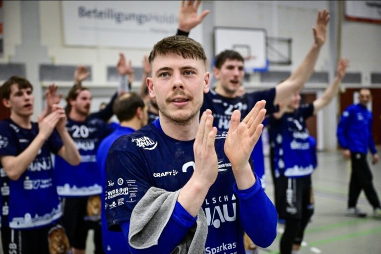 Mit klarem Heimsieg für starke zweite Halbzeit belohnt HSG Hanau bezwingt die MT Melsungen II im kleinen Hessenderby mit 32:23 In der 3. Liga Süd-West hat die HSG Hanau ihren starken Lauf der letzten Woche weiter fortgesetzt. Am Freitagabend gewannen die Grimmstädter ihr Heimspiel gegen die MT Melsungen II mit 32:23 (17:15). Vor allem mit dem Beginn der zweiten Halbzeit überzeugte die Mannschaft von Coach Axel Spandau auf ganzer Linie und sprang mit den beiden Punkten zumindest über Nacht auf den dritten Tabellenrang der Staffel. Eine starke Defensivleistung um Abwehrkante Dziugas Jusys und Torhüter Benedikt Müller legte den Grundstein für den 13. Saisonsieg. „Ich spreche dem Team meinen Respekt aus“, lobte HSG-Cheftrainer Axel Spandau nach dem Derbysieg. „In der gesamten zweiten Halbzeit haben wir heute nur acht Gegentore bekommen. Diese intensivere und bessere Abwehrarbeit war heute der Kern unseres Erfolgs.“