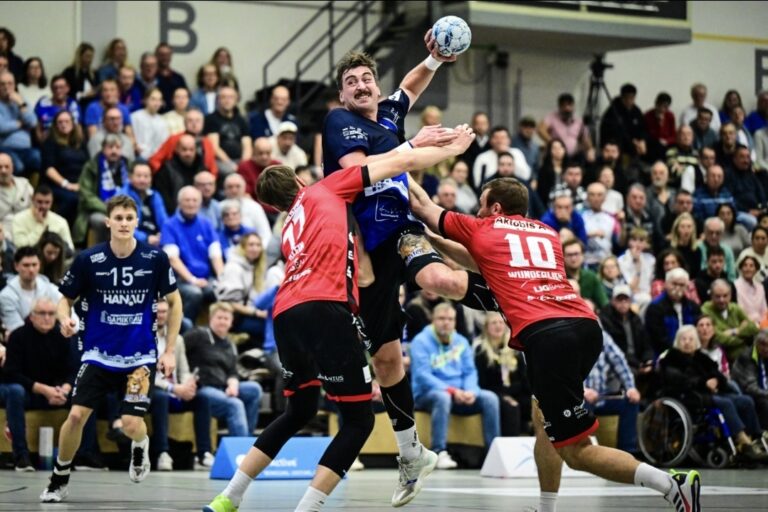 Auswärtsspiel in Opladen: HSG vor anspruchsvoller Prüfung Nach vier Siegen in Serie trifft Hanau auf den unbequemen TuS 1882 Opladen In der 3. Liga Süd-West geht es für die HSG Hanau derzeit Schlag auf Schlag. Nachdem die Brüder-Grimm-Städter am vergangenen Freitagabend den vierten Sieg in Folge feierten und dabei ihren starken Lauf der letzten Wochen weiter ausbauten, bekommen es Rivic, Schiefer & Co. am Samstagabend (19:30 Uhr / Bielertsporthalle) mit dem TuS 1882 Opladen zu tun. In Leverkusen trifft man auf einen Gegner, an den die Hanauer keine guten Erinnerungen aus der jüngeren Vergangenheit haben. „Mit Opladen hatten wir schon im Hinspiel unsere mühevolle Arbeit und haben eine wirklich ganz üble Niederlage eingesteckt“, meint HSG-Cheftrainer Axel Spandau. „Ich erwarte ein richtig schweres Spiel mit harter Gegenwehr, in dem wir an unsere Leistungsgrenze gehen müssen.“