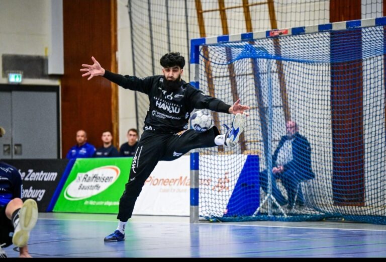 HSG Hanau will Erfolgsserie im Heimspiel gegen Homburg ausbauen Grimmstädter empfangen Tabellenvorletzten TV 1878 Homburg – Spandau fordert volle Konzentration Heimspielabend für Handball-Drittligist HSG Hanau. Am Samstag (19:30 Uhr) erwarten die Blau-Weißen in der Staffel Süd-West den Tabellenvorletzten TV 1878 Homburg in der Main-Kinzig-Halle. Mit fünf Siegen aus den letzten fünf Spielen schwimmen die Grimmstädter auf einer Erfolgswelle, doch den Gegner aus dem Saarland gilt es trotzdem nicht zu unterschätzen. Beim letzten Auftritt vor heimischem Publikum haben Kleemann, Schiefer & Co. eindrucksvoll unter Beweis gestellt, dass sie eine Heimaufgabe souverän lösen können – genau das ist auch die klare Zielsetzung des Hanauer Teams für das anstehende Saisonspiel am Wochenende. „Für uns wird es ganz klar darum gehen, am Samstagabend die richtige Motivation und Einstellung zu zeigen, dass wir dieses Spiel unbedingt gewinnen wollen“, forder