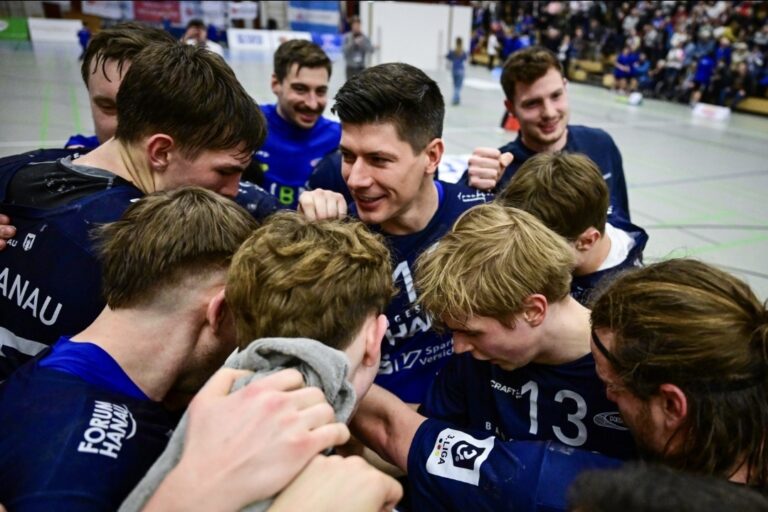 HSG Hanau revanchiert sich in Opladen 28:25-Auswärtssieg nach starker erster Halbzeit in Leverkusen – Platz 3 in der Staffel Süd-West Erfolgreiche Revanche für Handball-Drittligist HSG Hanau. Am Samstagabend haben die Brüder-Grimm-Städter ihr Auswärtsspiel beim TuS 1882 Opladen mit 28:25 (18:14) für sich entschieden und rückten damit auf Platz 3 der Staffel Süd-West vor. Das Hinspiel im Oktober ging noch deutlich an Opladen, doch mit einer starken ersten Halbzeit und zahlreichen Toren ihrer Außenspieler legten die Südhessen den Grundstein für den Auswärtssieg. Zwar wurde es gegen einen unangenehmen Gegner am Ende noch einmal spannend, doch den Erfolg ließ sich die Spielgemeinschaft aus Kesselstadt und Steinheim nicht mehr nehmen. „Im Großen und Ganzen sind wir mit den zwei Punkten in Opladen zufrieden“, gab HSG-Cheftrainer Axel Spandau nach dem Spielende zu Protokoll. „Vor allem Max Bergold und Sebastian Hein haben heute ein überra