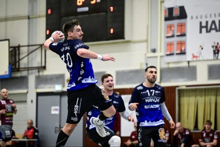 HSG Hanau fordert Spitzenreiter HG Saarlouis im Topspiel Dritter gegen Erster: Grimmstädter reisen mit sechs Siegen in Serie und breiter Bruster ins Saarland Topspiel-Wochenende in der 3. Handball-Liga. Am Samstagabend (19:30 Uhr) ist die HSG Hanau als Tabellendritter der Staffel Süd-West beim Spitzenreiter HG Saarlouis zu Gast. Nach sechs Siegen in Serie können Bergold, Kleemann & Co. mit viel Selbstvertrauen in der Stadtgartenhalle anreisen, doch die Partie gegen die Ausnahmemannschaft der aktuellen Saison wird für die Grimmstädter kein leichtes Unterfangen. Zudem dürfte die Kulisse, mit weit über 1000 erwarteten Handballfans eines Topspiels würdig werden. „Saarlouis hat bislang nur zwei Spiele in dieser Saison verloren und ist der unangefochtene Spitzenreiter – da wird uns eine ausverkaufte Halle erwarten“, so HSG-Cheftrainer Axel Spandau. „Aber wir haben eine breite Brust, konnten die letzten sechs Spiele gewinnen und wollen diesen Eins