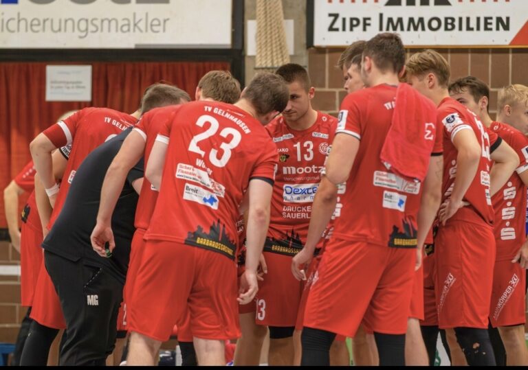 TV Gelnhausen empfängt Kirchzell zum Derbyabend Emotionen garantiert in der Hölle Süd Der TV Gelnhausen steht vor dem nächsten heißen Derby in der 3. Handball-Liga Süd-West. Am 24. Spieltag empfangen die Barbarossastädter am Samstag um 19.30 Uhr den TV Kirchzell in der heimischen Rudi-Lechleidner-Halle. Nach zuletzt sechs Siegen in Folge möchte der TVG auch im Derby nachlegen, den zweiten Tabellenplatz weiter festigen und den nächsten Schritt in Richtung Aufstiegsrunde zur 2. Bundesliga machen. Präsentiert wird das Spiel von der Dachdecker Viehmann GmbH. Im Heimspiel gegen den TV Kirchzell spielen Tabellenstand und Siegesserie nur eine untergeordnete Rolle. Derbys haben bekanntlich ihre eigenen Gesetze und genau darauf stellt sich auch der TVG ein. „Das Spiel gegen Kirchzell wird ein Derby, bei dem mit Sicherheit einige Emotionen dabei sein werden“, sagt Cheftrainer Matthias Geiger. „Wir hoffen natürlich auf eine volle Halle und auf di