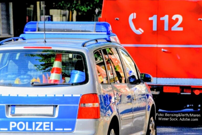 18-Jähriger bei Unfall an Kreisverkehr verletzt Schöneck (ots) - (lei) Weil er offenbar die baulichen Gegebenheiten nicht rechtzeitig erkannte, hat ein 18 Jahre alter Autofahrer in der Nacht zu Freitag einen Verkehrsunfall verursacht, bei dem er sich verletzte. Der junge Mann, so die bisherigen Erkenntnisse der Polizei, war gegen 0.40 Uhr mit seinem T-Roc auf der Landesstraße 3009 aus Richtung Nidderau kommend unterwegs, als er wohl den Kreisverkehr am Ortseingang von Kilianstädten zu spät bemerkte und frontal auf die Verkehrsinsel zufuhr. Diese überquerte er, ehe er mit einem Zaun kollidierte und letztlich auf dem angrenzenden Radweg zum Stehen kam. Da er sein Auto zunächst nicht selbstständig verlassen konnte, war auch die Feuerwehr im Einsatz, um ihn zu befreien. Die Höhe des Sachschadens muss noch ermittelt werden. Zeugen des Unfalls melden sich bitte bei der Polizeistation Maintal